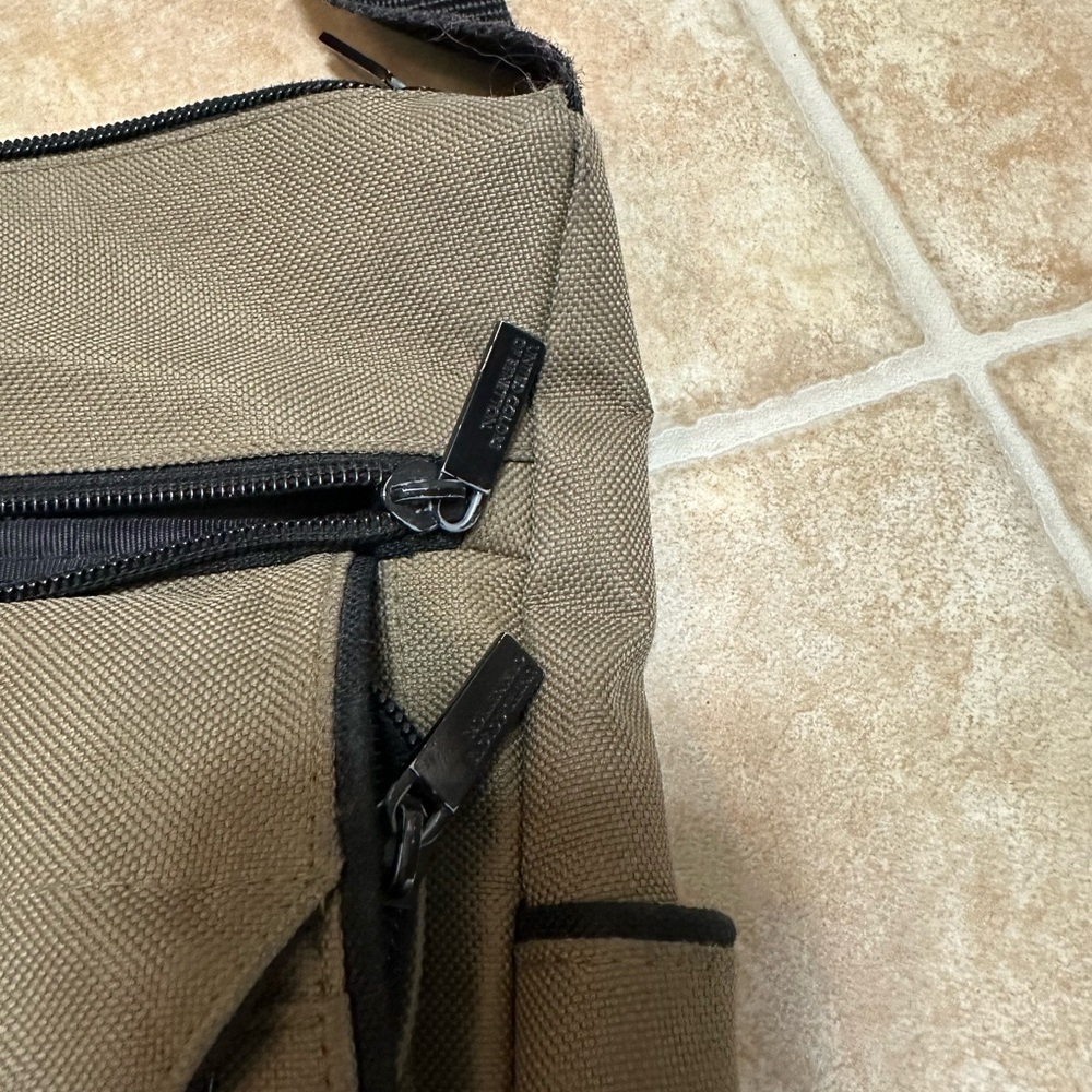 Awesome vintage United Colors of Benetton mini messenger bag - Picture 5 of 11